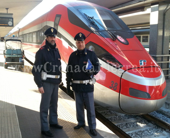 Scendono dal treno con un carico di sigarette di contrabbando