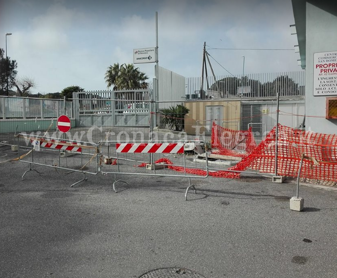 POZZUOLI/ Dopo i lavori si apre una voragine nel centro commerciale – LE FOTO