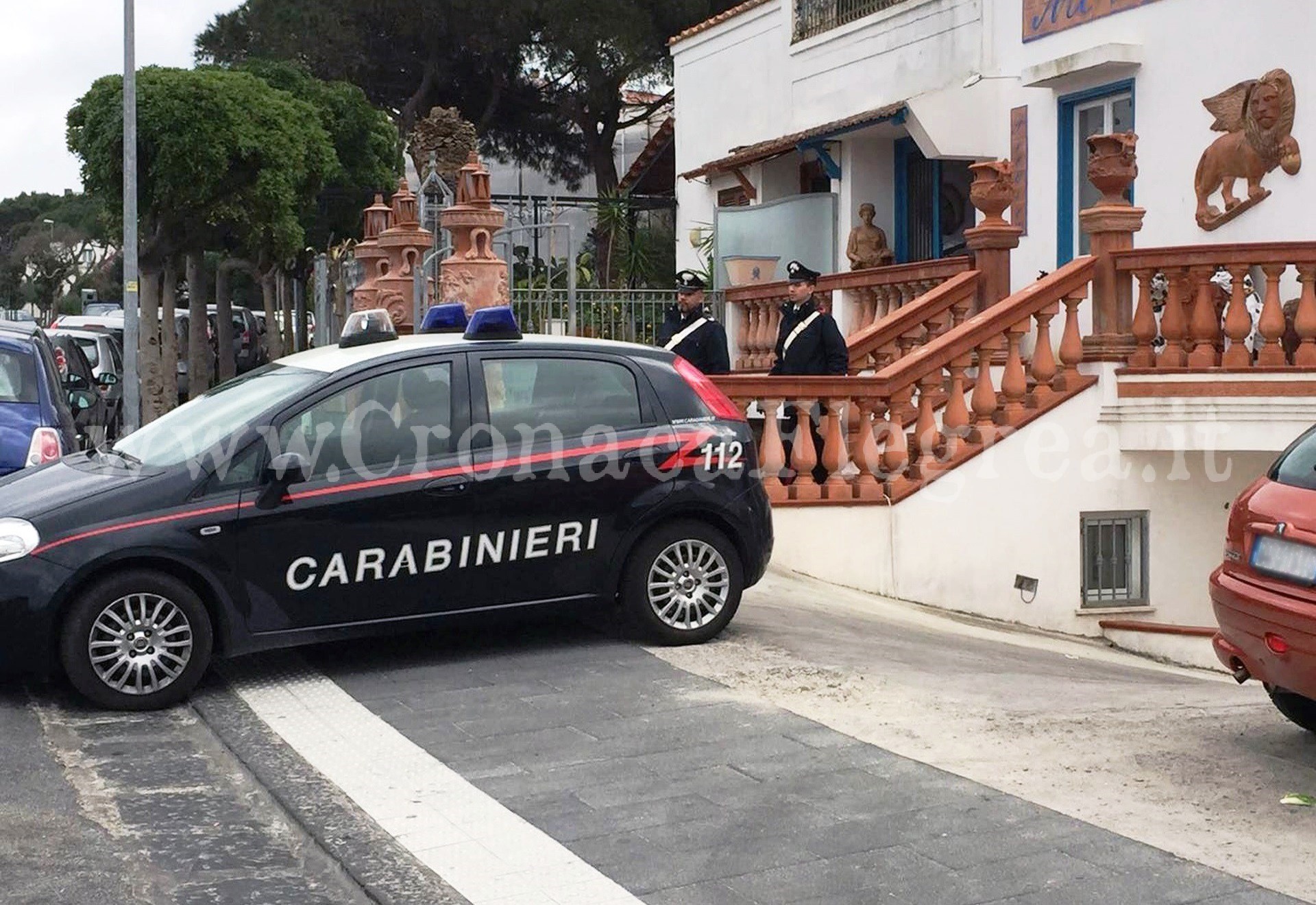 Rubavano preziosi oggetti in ceramica: presi dai carabinieri