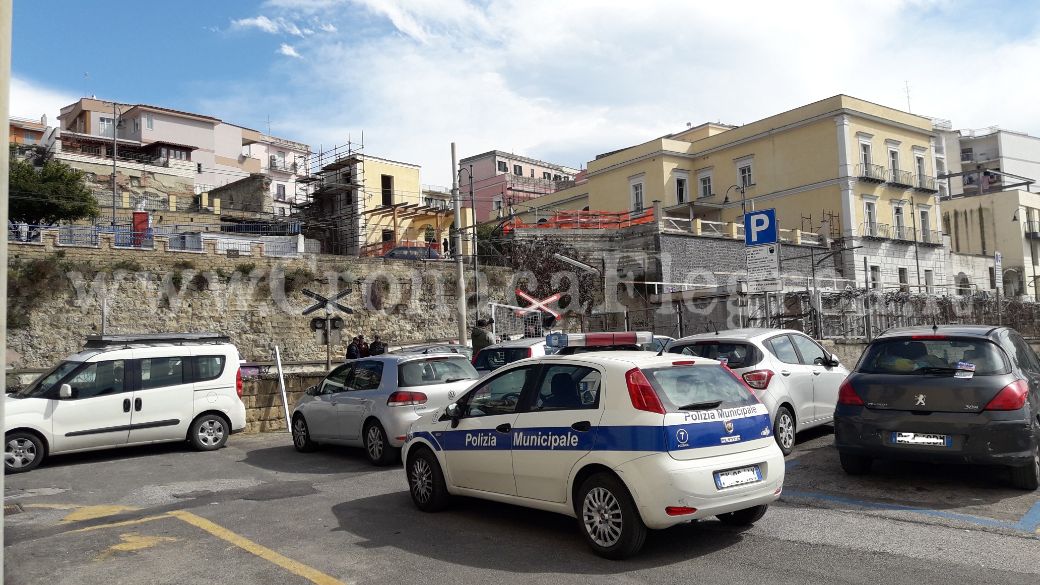 POZZUOLI/ La Municipale blocca la chiusura del passaggio a livello