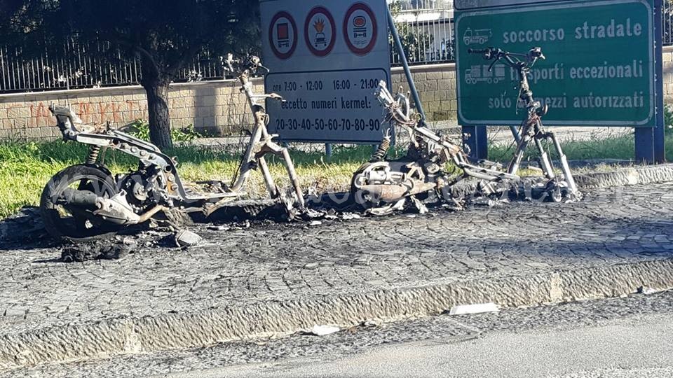 POZZUOLI/ Scooter in fiamme all’ingresso della Tangenziale: è giallo – LE FOTO