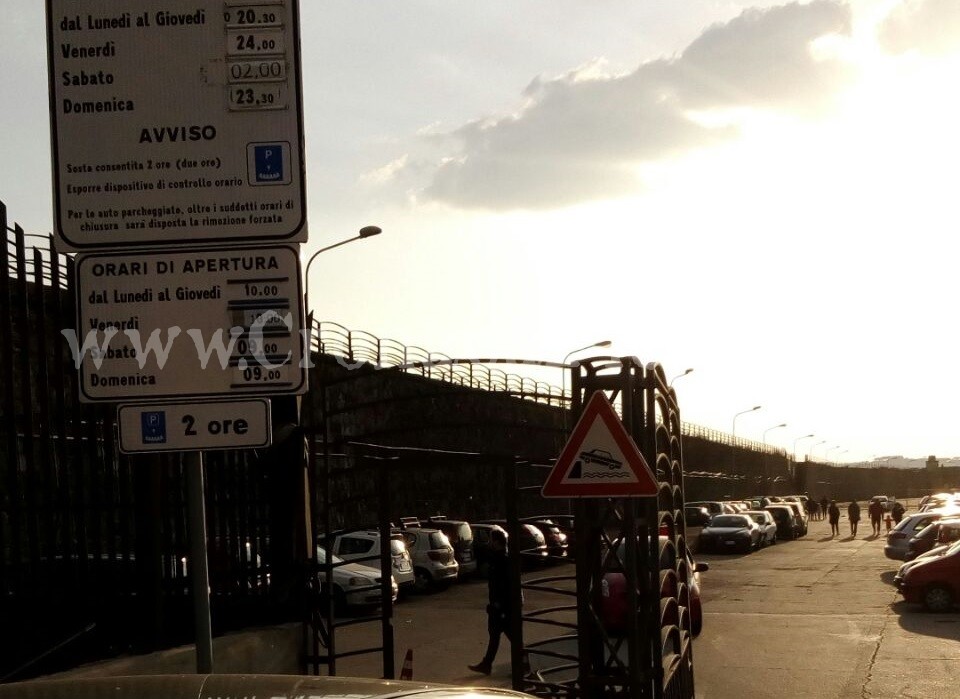 POZZUOLI/ Parcheggio del Caligoliano chiuso a Pasqua, esplode la rabbia dei ristoratori