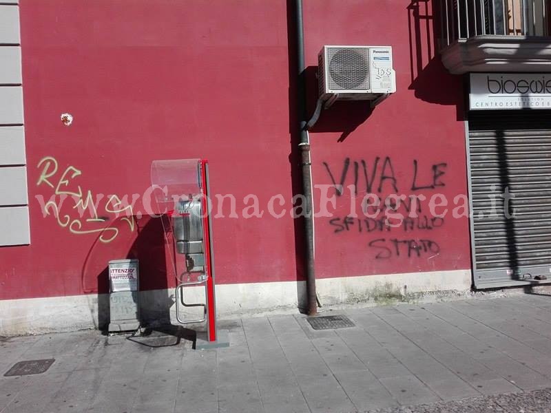 FOTONOTIZIA/ Scritte sui muri: vandali scatenati in piazza