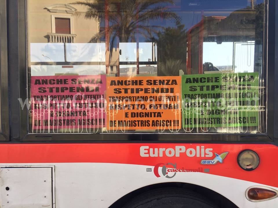 POZZUOLI/ Ctp, lavoratori senza stipendio: la protesta corre sui bus – LE FOTO