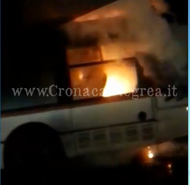 POZZUOLI/ Incendio a Monterusciello: bus di linea distrutto dalle fiamme – LE FOTO