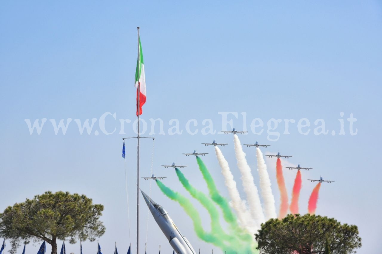 Giuramento all’Aeronautica: le Frecce Tricolori incantano Pozzuoli – LE FOTO
