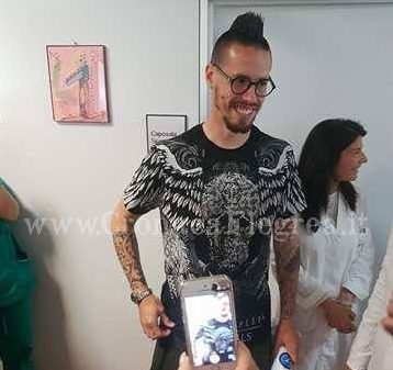 Sorpresa all’ospedale di Pozzuoli: Hamsik tra i bambini del reparto di pediatria – LE FOTO