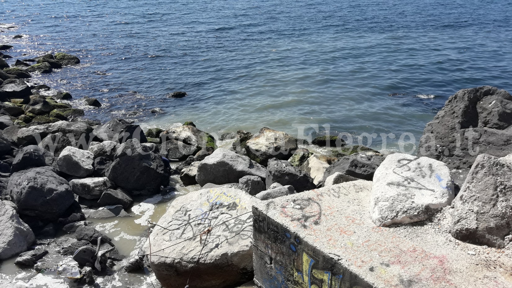 POZZUOLI/ Rione Terra, ancora scarichi in mare dalla fogna comunale