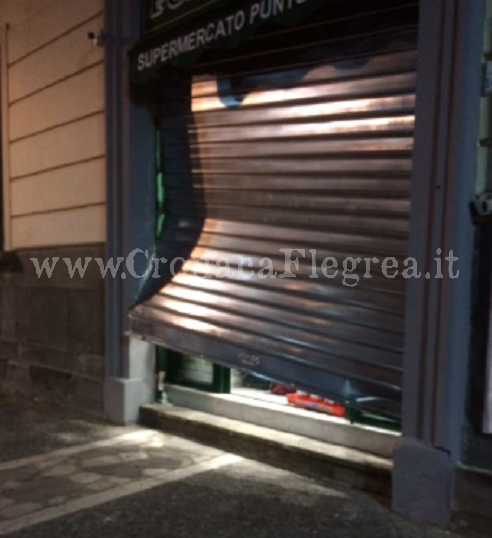 POZZUOLI/ Torna l’incubo dei ladri: 2 minimarket scassinati nella notte – LE FOTO