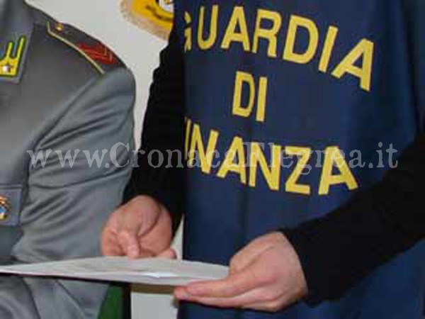 Task force della Guardia di Finanza nell’area flegrea, raffica di sanzioni: scoperti lavoratori a nero, droga e prodotti contraffatti