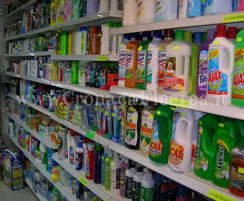 POZZUOLI/ Detersivi e cosmetici pericolosi: sequestrati 3.500 prodotti in un negozio