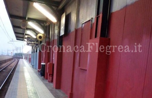 QUARTO/ Offese e minacce al n.1 di Eav, già cancellate le scritte nelle tre stazioni