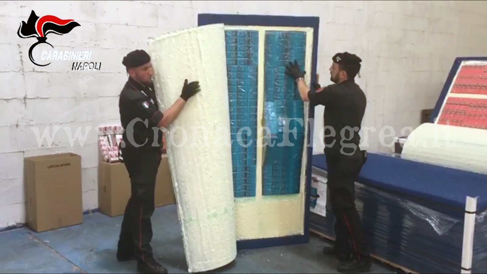 Sigarette di contrabbando nascoste in finti pannelli isolanti: 5 arresti