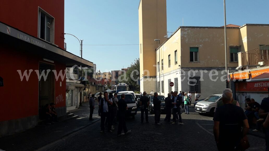 Lavoratori del Rione Terra bloccano le strade: è caos a Pozzuoli