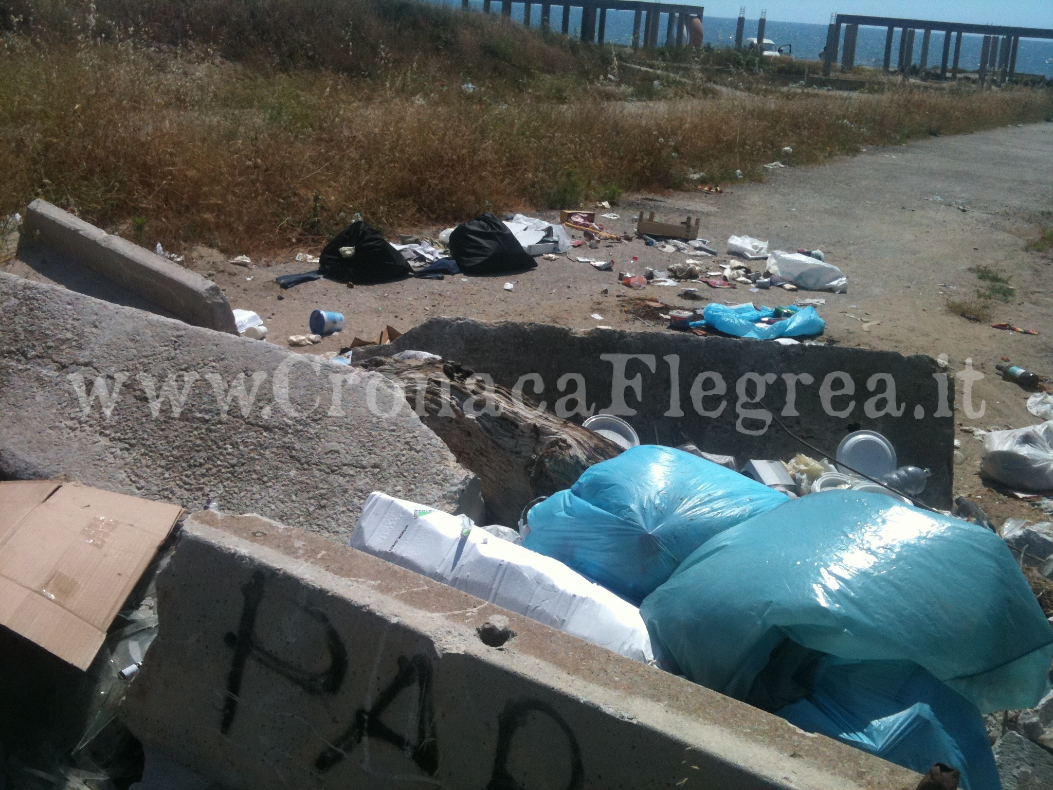 Degrado e abbandono a Licola, rifiuti sulla via del mare – LE FOTO