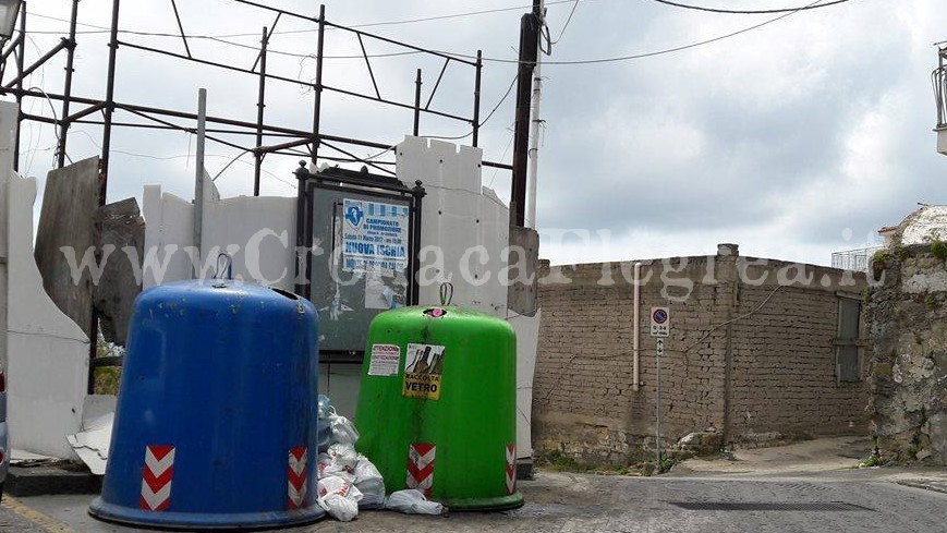 MONTE DI PROCIDA/ Casevecchie, campane sature e rifiuti in strada