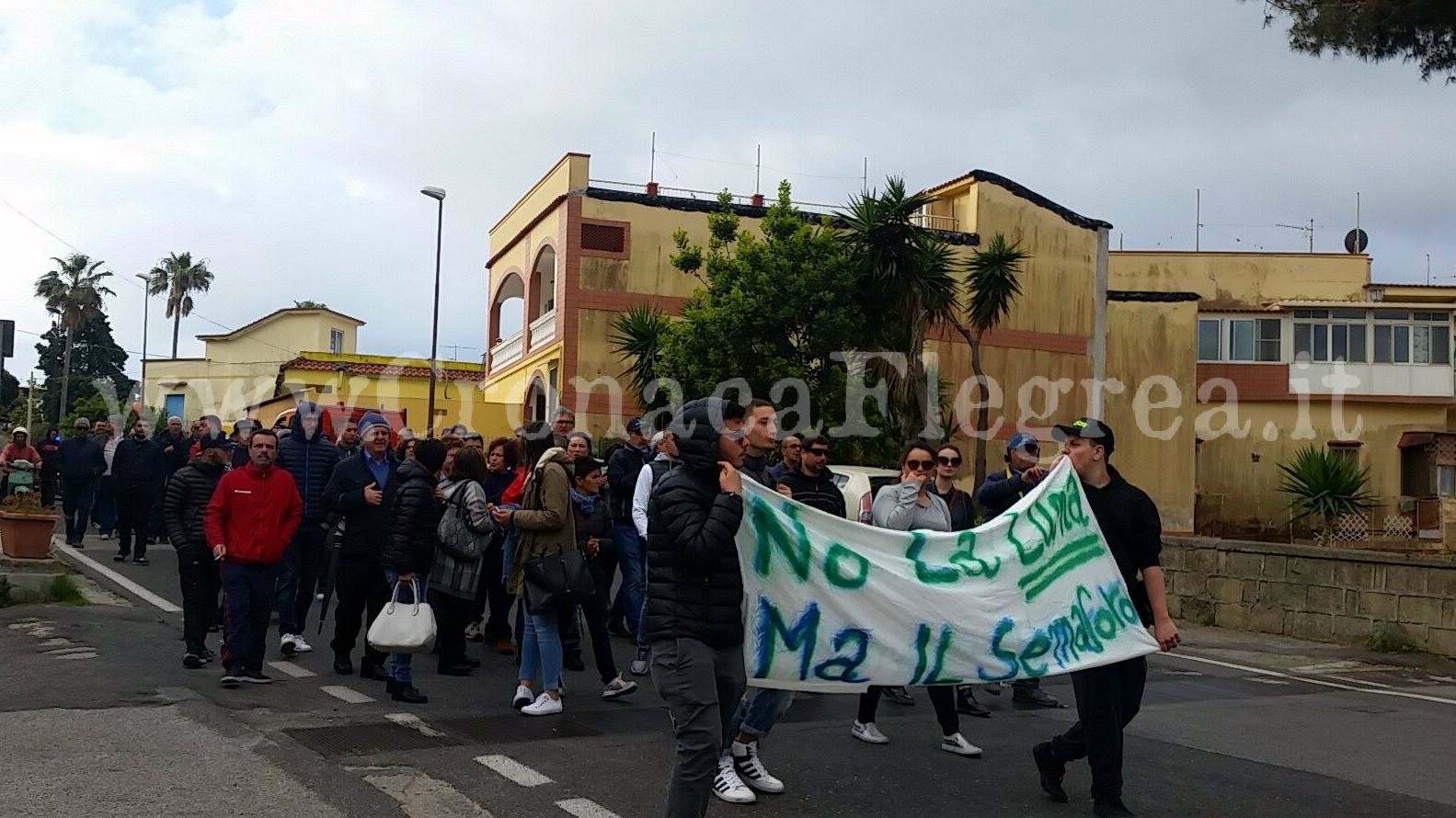 MONTE DI PROCIDA/ “Riaprite Torregaveta a doppio senso”, commercianti in corteo