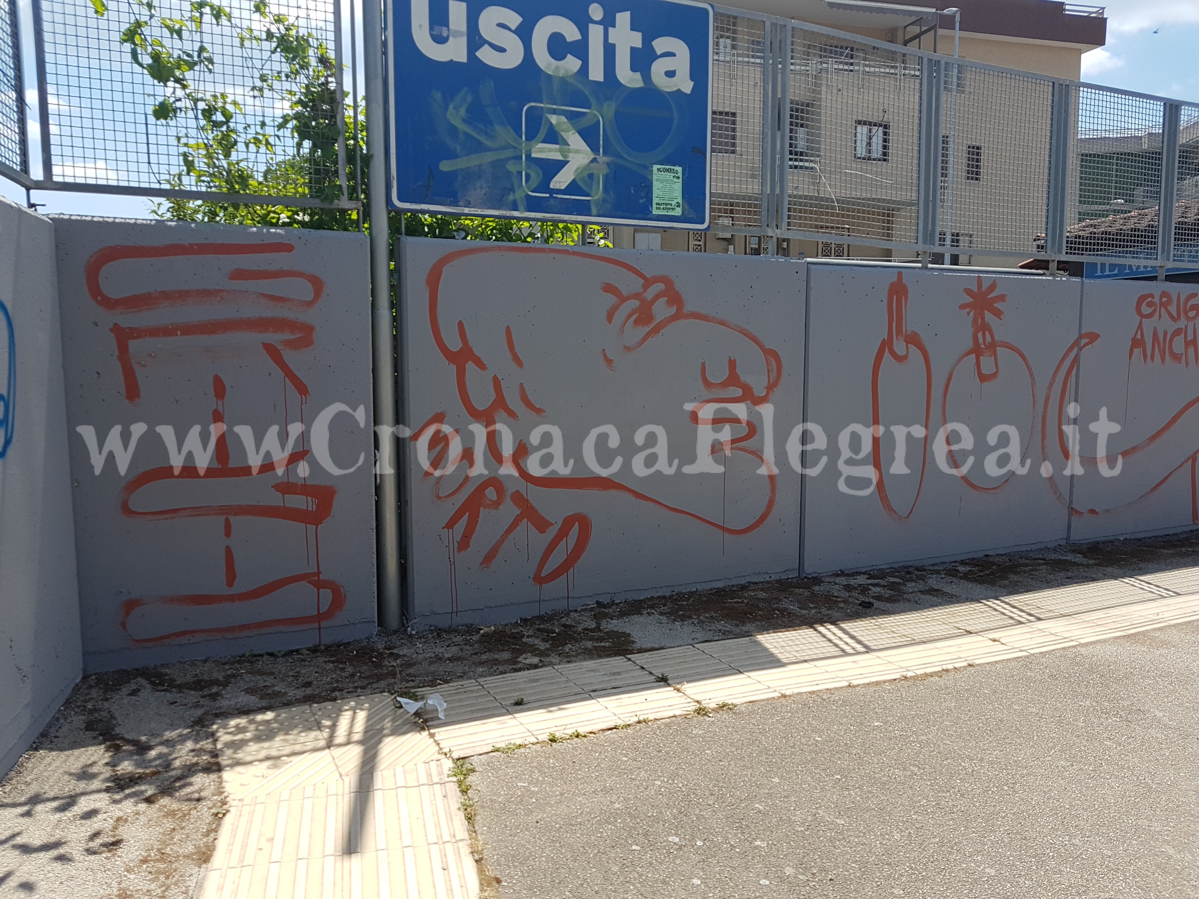 QUARTO/ Tornano i vandali alla stazione, scritte contro De Luca e il “grigio”