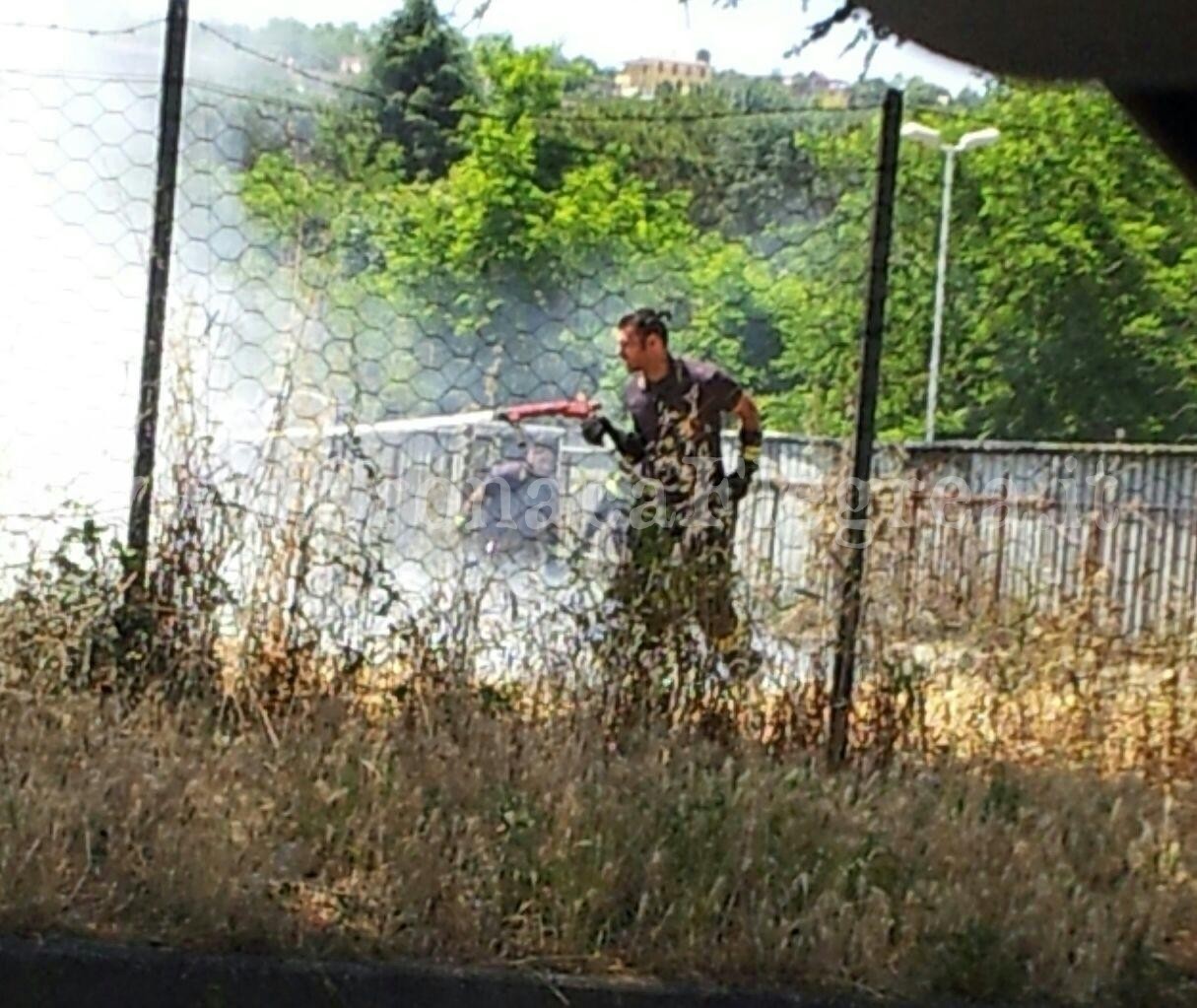 POZZUOLI/ Incendio a Monterusciello, paura tra i residenti – LE FOTO