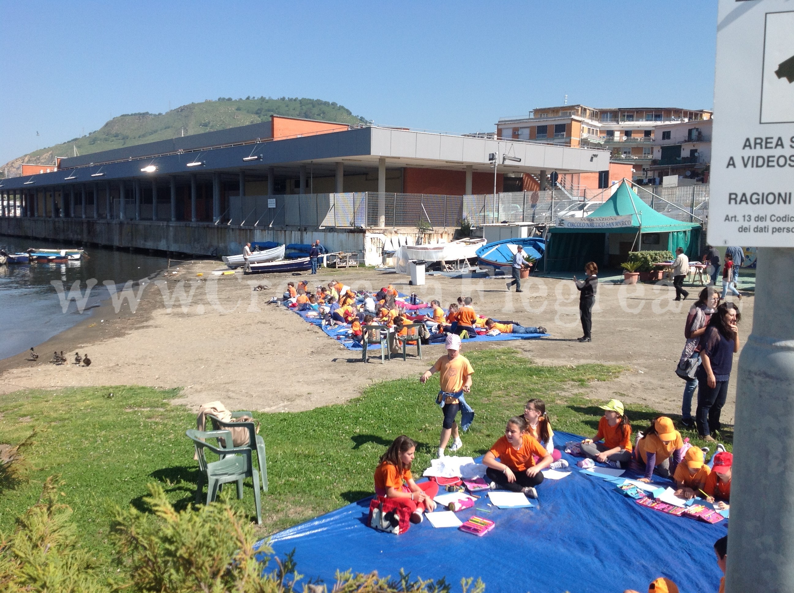 POZZUOLI/ La spiaggia si trasforma in Atelier per gli studenti in riva al mare
