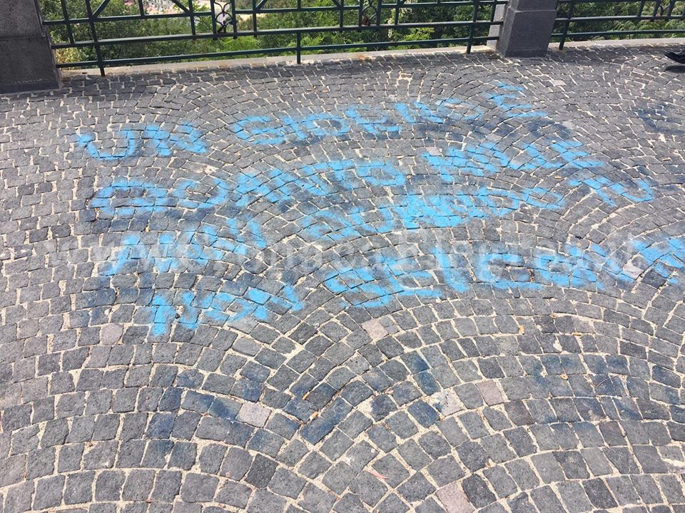 POZZUOLI/ Incivili fanno “graffiti” sentimentali sul Belvedere