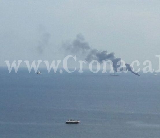 BACOLI/ Barca prende fuoco in mare: in 2 salvati da un traghetto Medmar