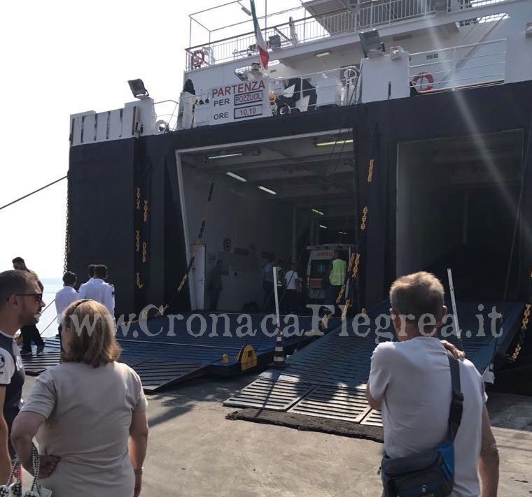 Traghetto partito da Pozzuoli si schianta contro la banchina a Ischia: decine di feriti -LE FOTO