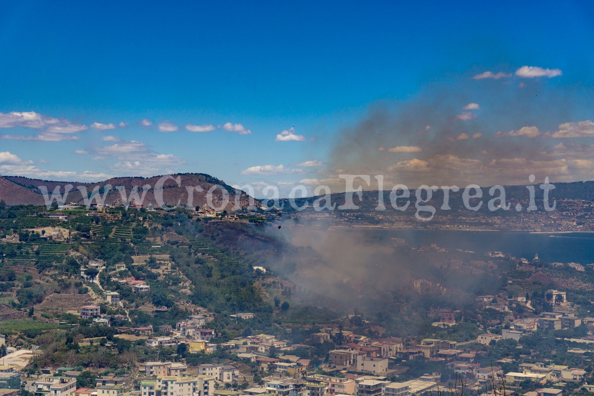 BACOLI/ Incendio in via Cerillo: fiamme alte minacciano le case