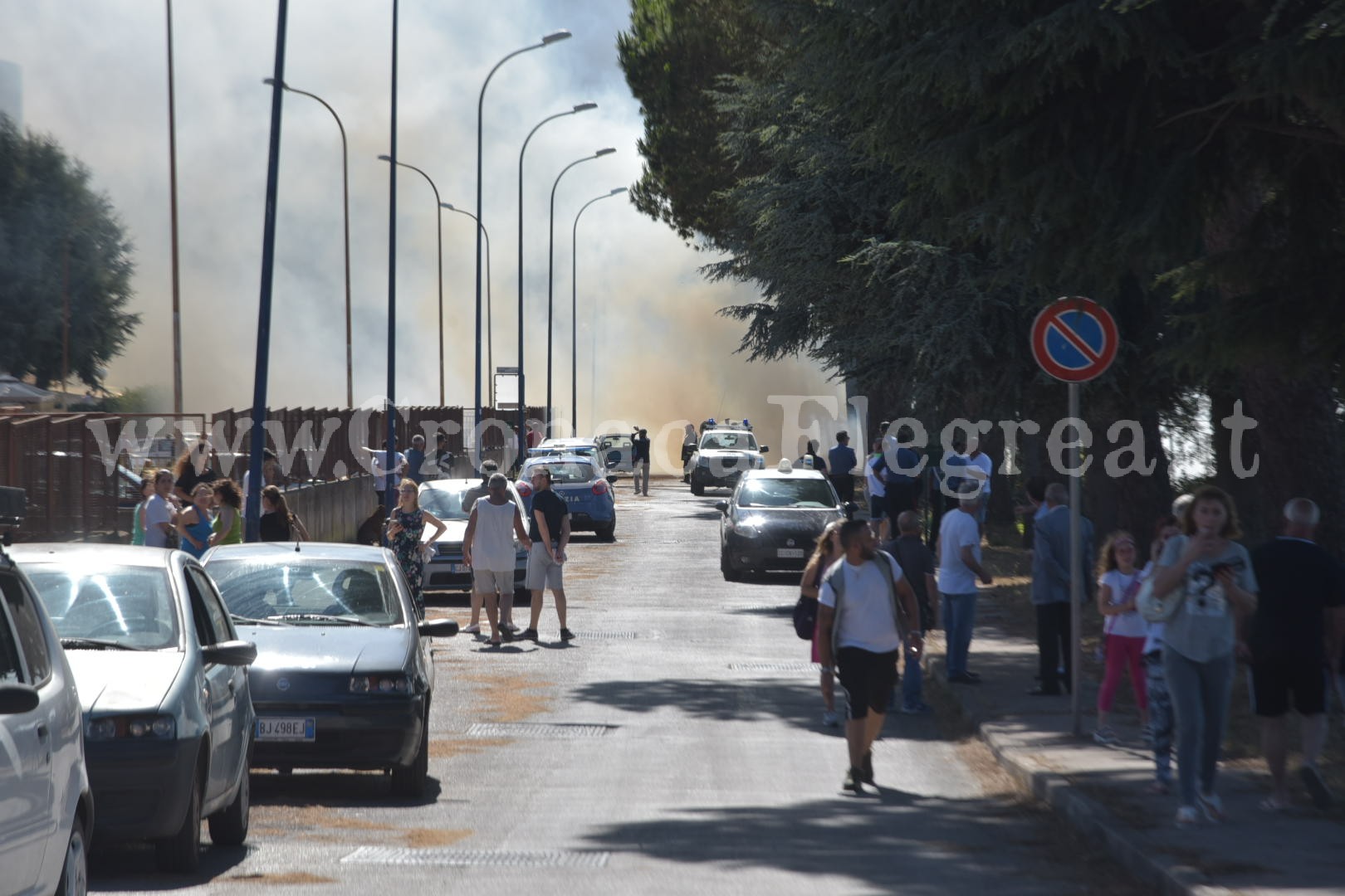 I piromani mettono in ginocchio Pozzuoli. Carabinieri e poliziotti salvano disabile dalle fiamme