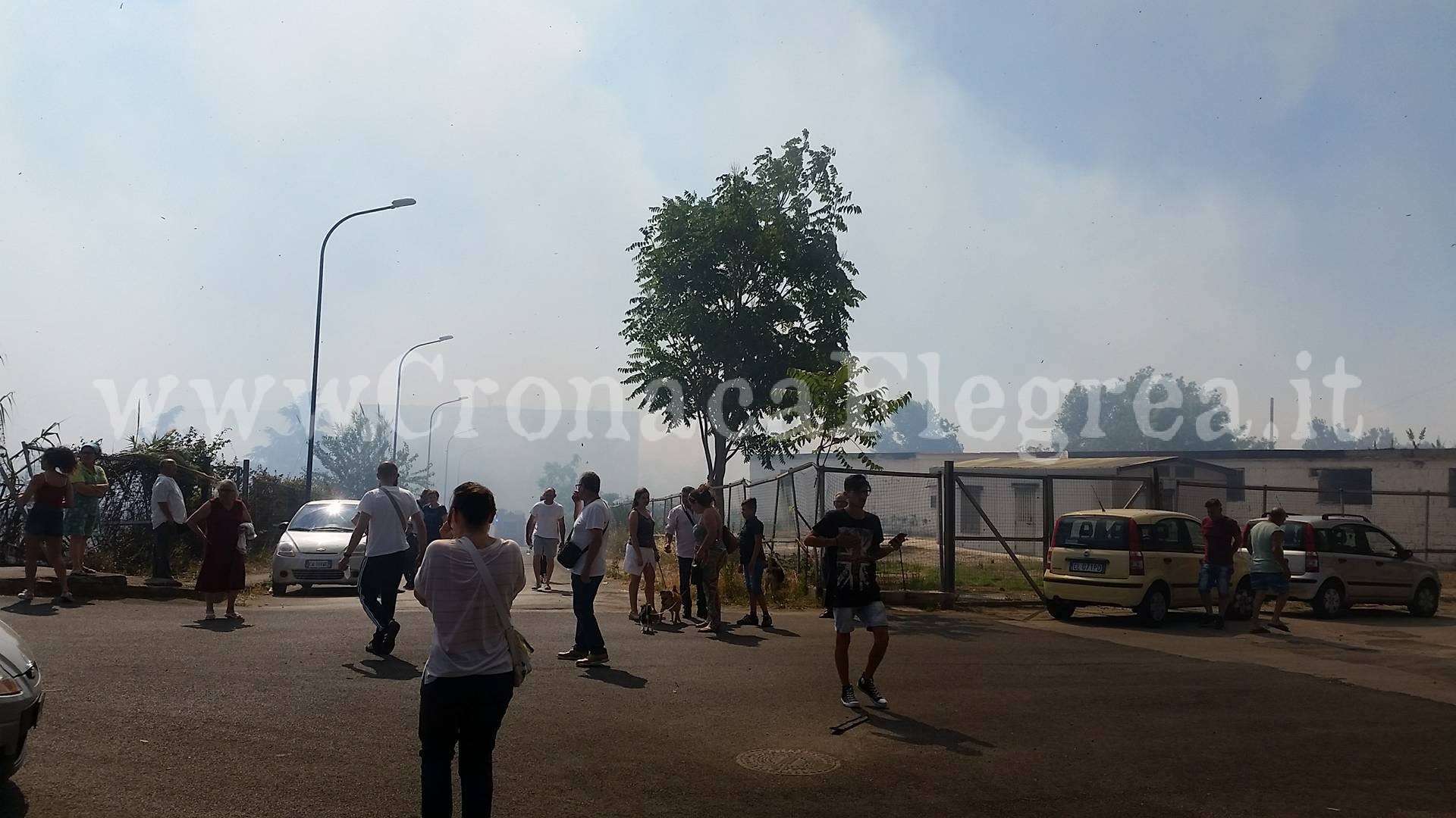 POZZUOLI/ Fiamme e paura a Monterusciello: gente in strada, evacuate le abitazioni – LE FOTO