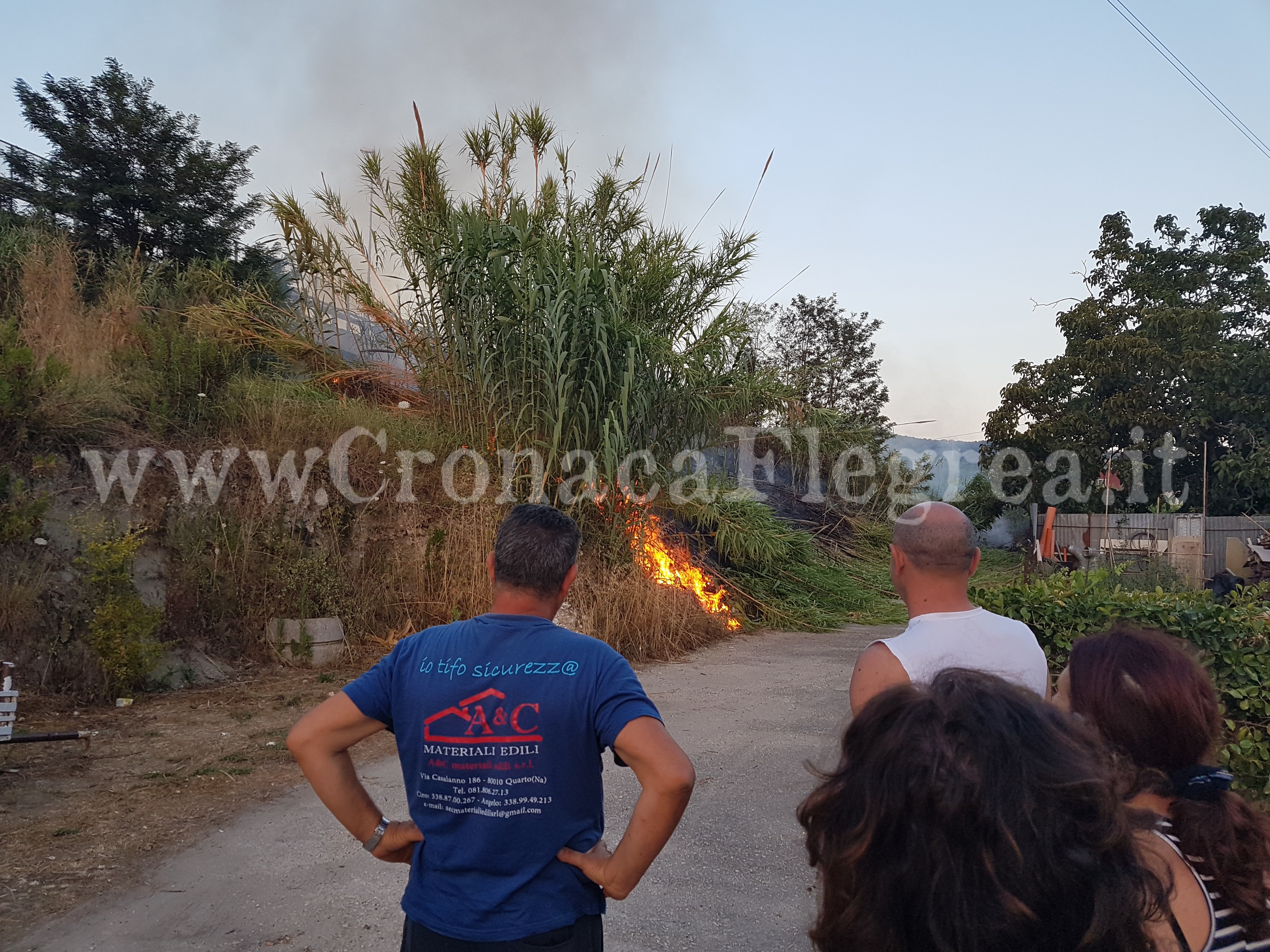 QUARTO/ Incendio minaccia le abitazioni, rabbia tra i residenti: “Il Comune non ha pulito”