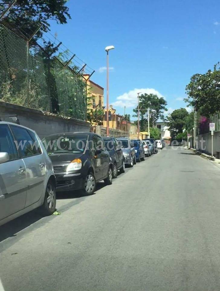 MONTE DI PROCIDA/ Spariscono le strisce per la sosta: è parcheggio selvaggio in città