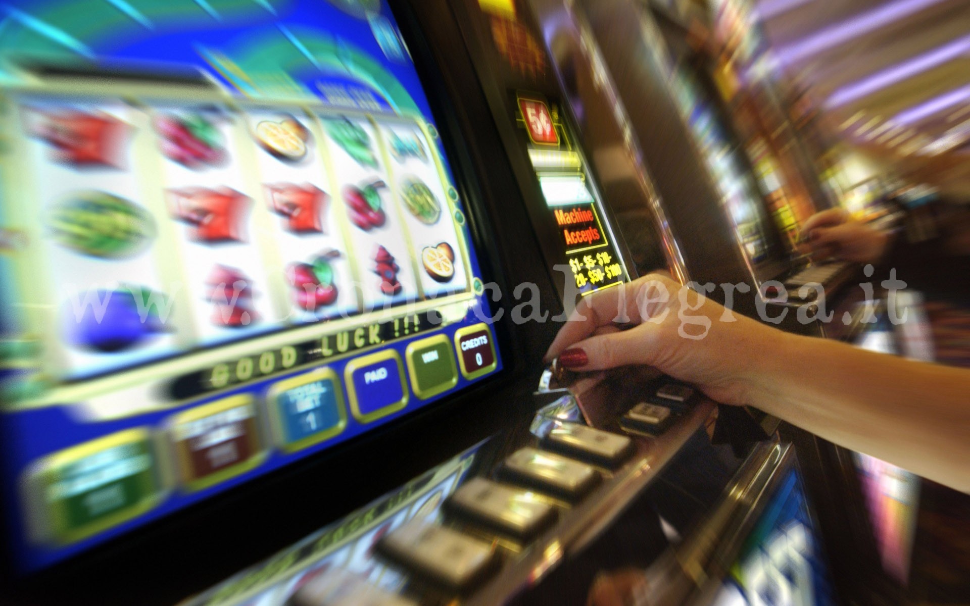 Vende i gioielli della moglie e simula una rapina per giocare alle slot machine