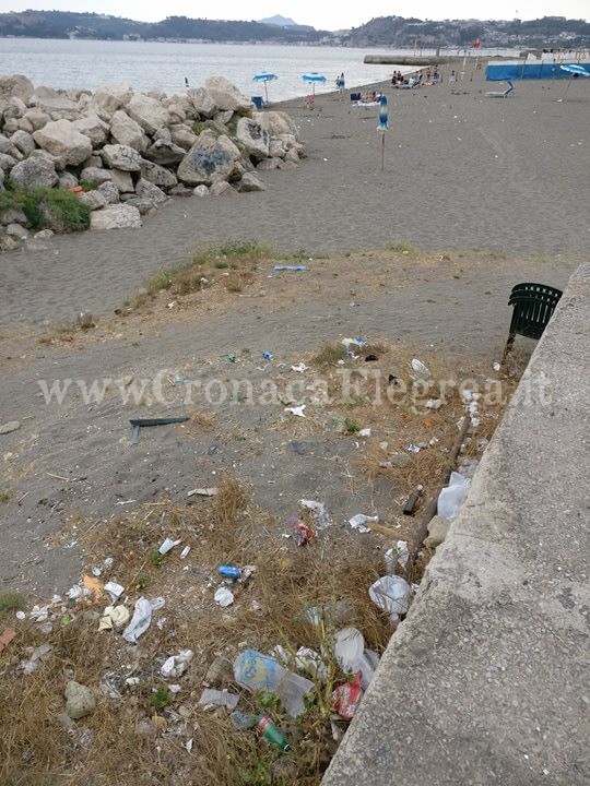 I LETTORI SEGNALANO/ «Ecco le condizioni della spiaggia di Arco Felice» – LE FOTO