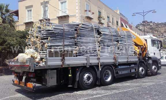 Lettini e ombrelloni selvaggi: maxi sequestro a Bacoli. Denunciate 3 persone