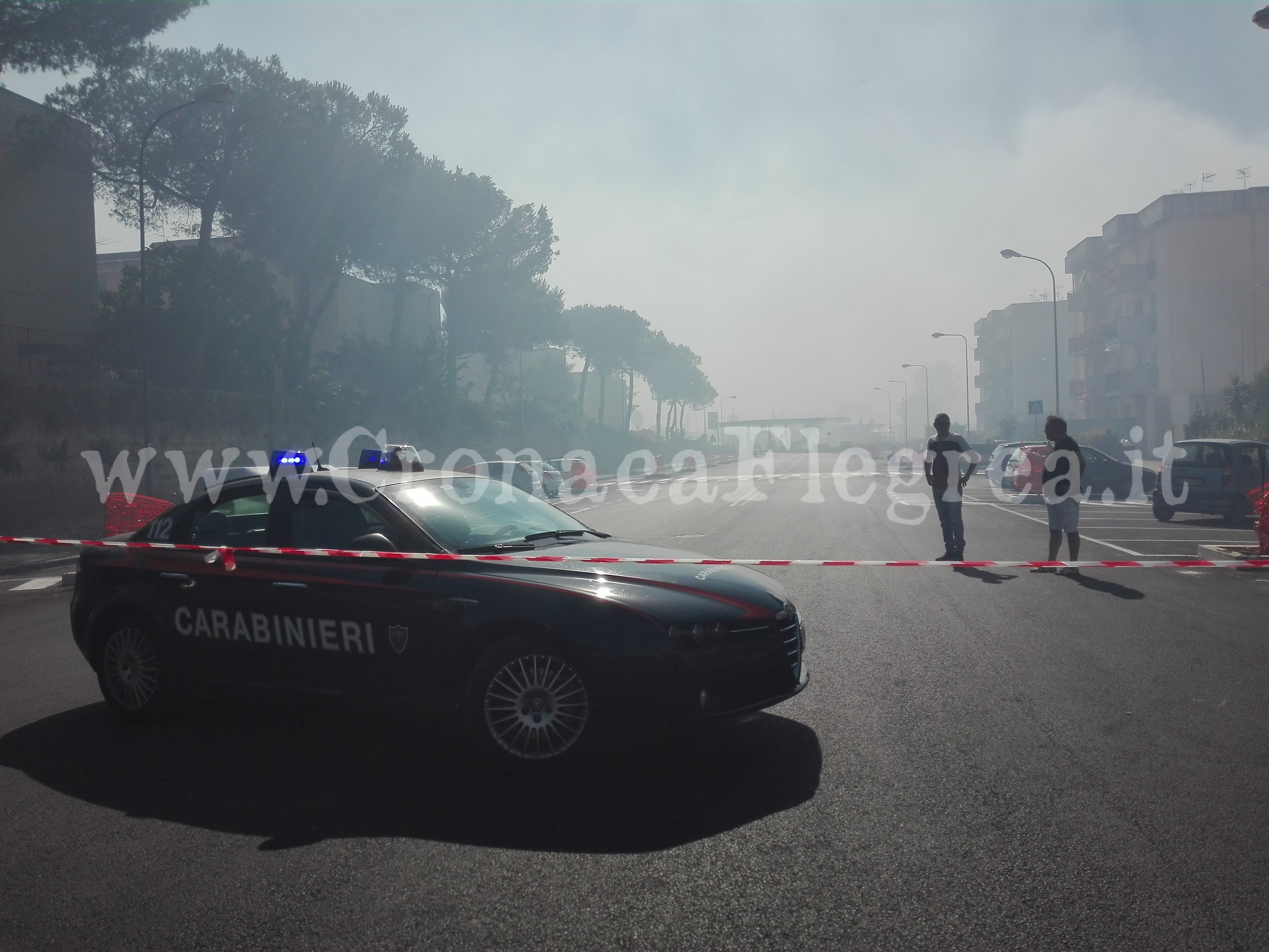 POZZUOLI/ Evacuati 3 palazzi, fiamme vicine a un distributore di benzina – LE FOTO