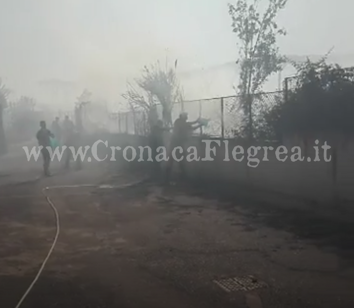 Inferno a Licola: fiamme nelle case, soccorsi attesi da 5 ore