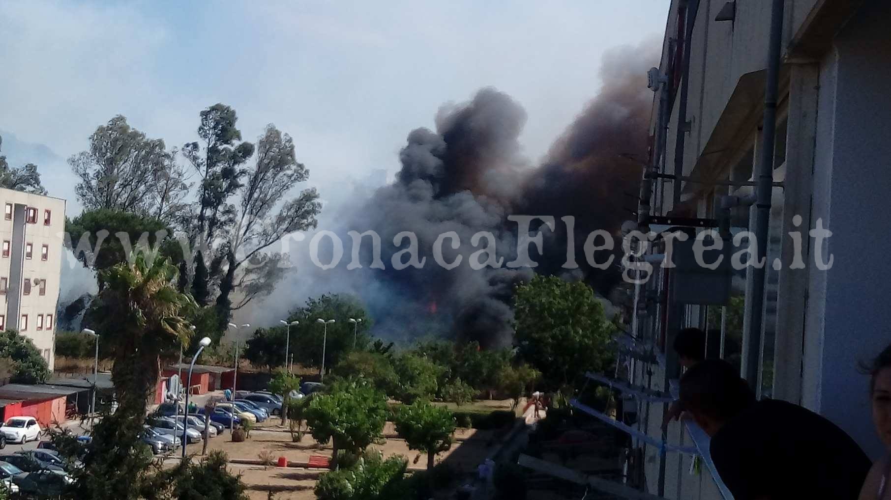 Spaventoso incendio anche a Monterusciello, ritorna la paura nel quartiere – LE FOTO