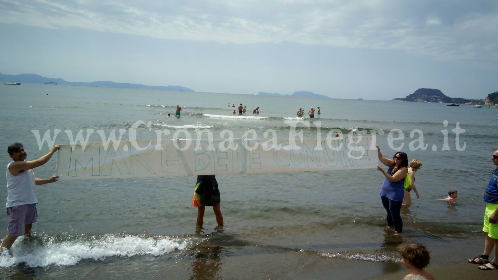 POZZUOLI/ Attivisti sulle spiagge e in piazza a difesa dei beni comuni