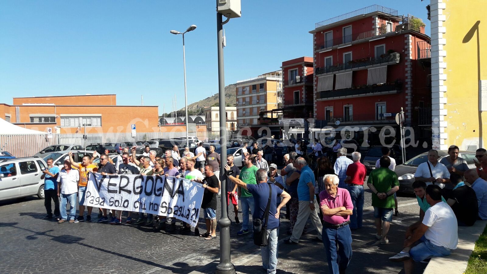 POZZUOLI/ Mercato chiuso, concluso il corteo dei commercianti: “Vergogna”