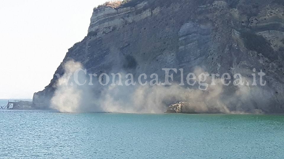 Frana a Monte di Procida, crolla ancora il costone di Acquamorta