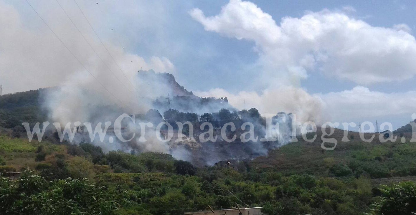 Ancora fiamme a Pozzuoli, brucia il Monte Sant’Angelo