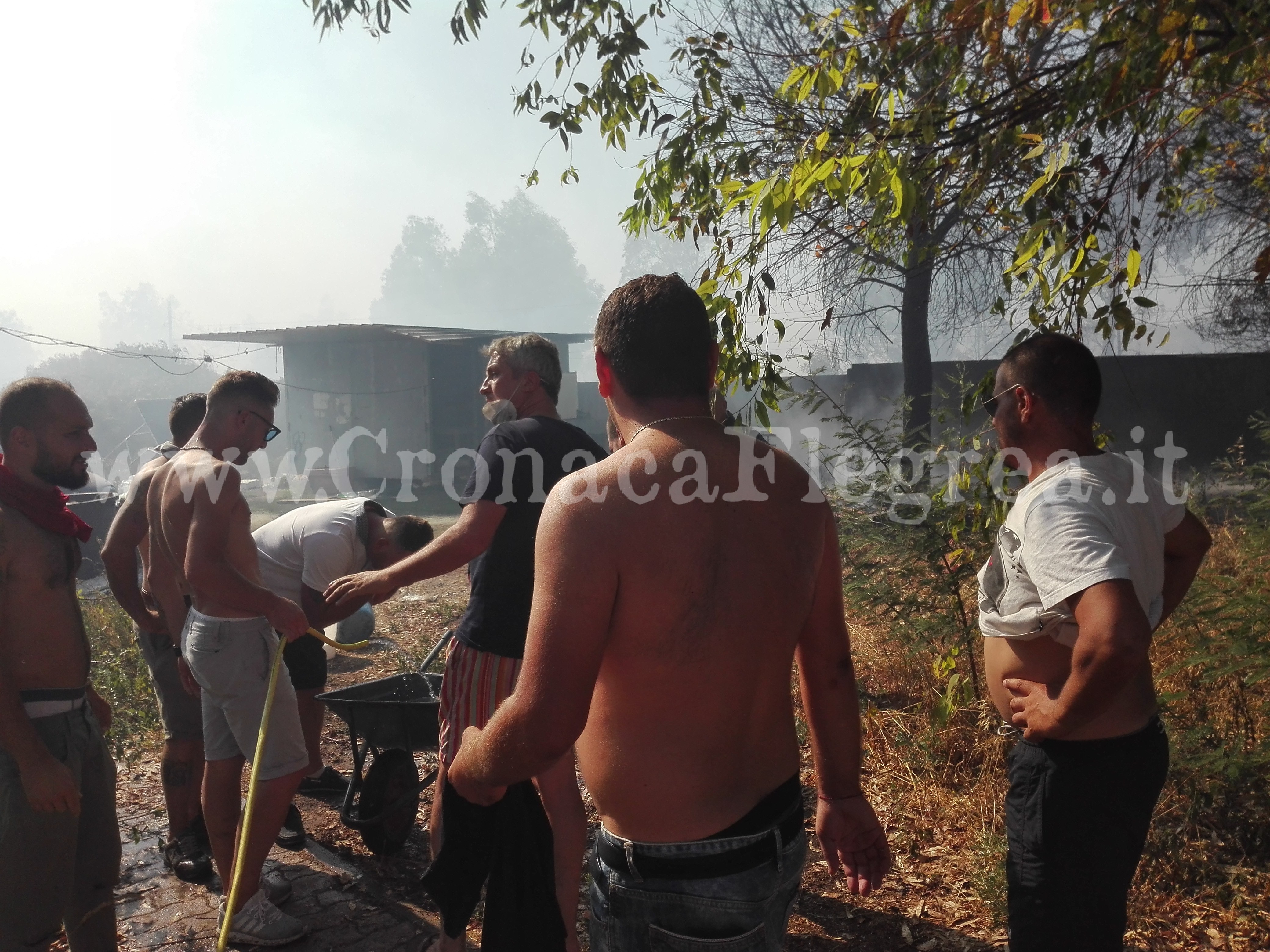 Secchi d’acqua contro le fiamme: così gli eroi di Monterusciello hanno salvato le case – LE FOTO