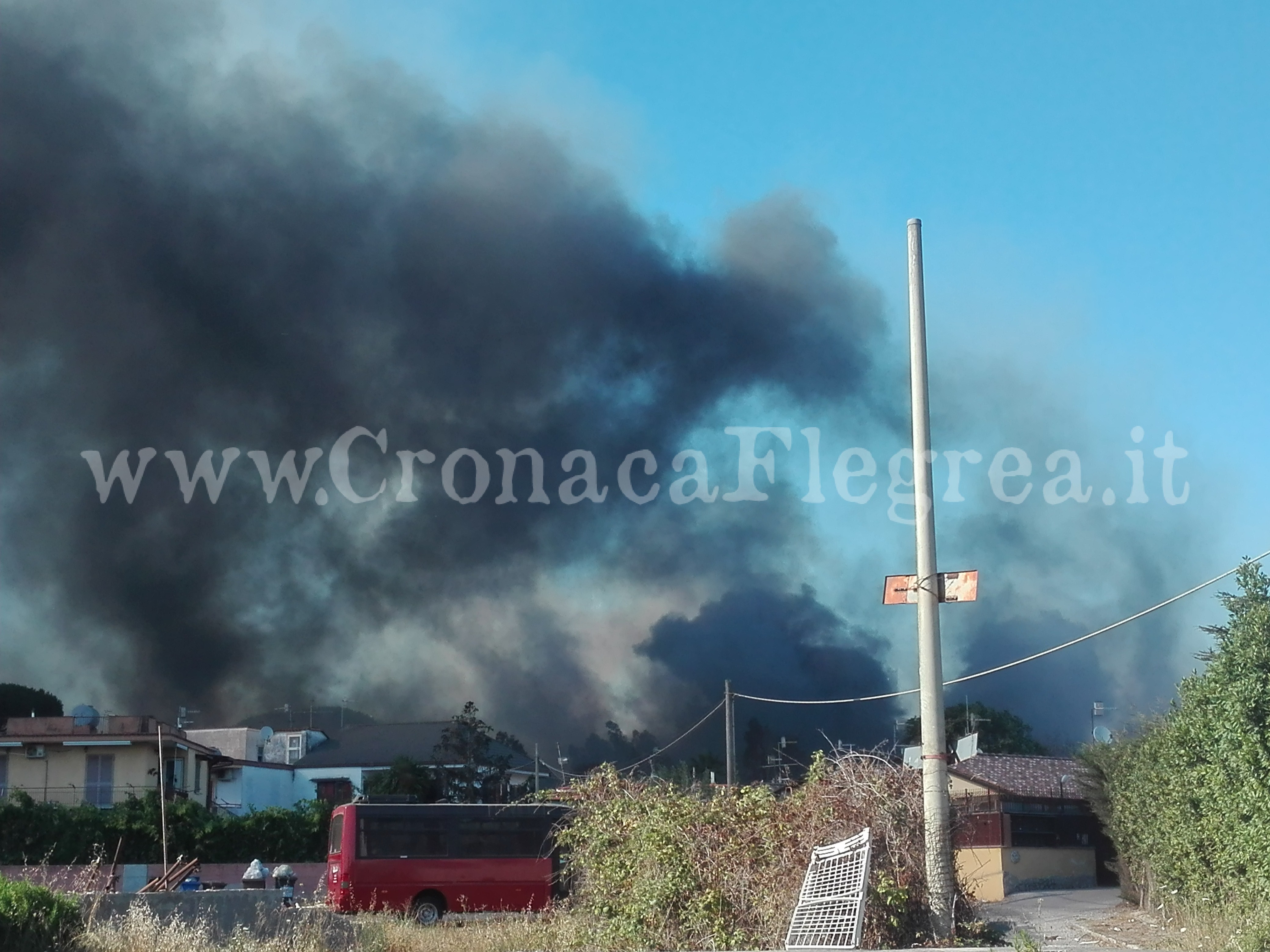 POZZUOLI/ Fiamme anche in una cava: bruciano una barca e rifiuti di ogni genere – LE FOTO