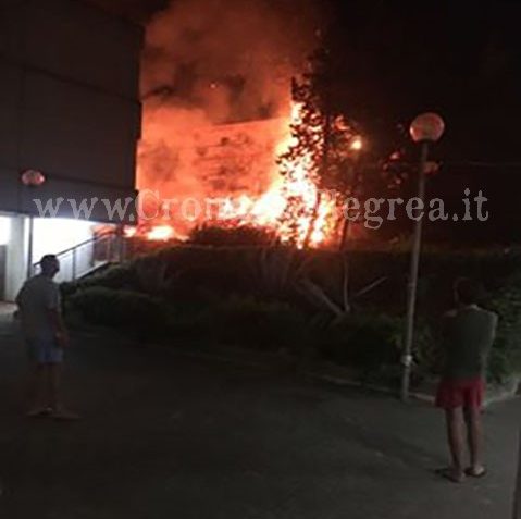 Ancora fiamme a Monterusciello: paura nella notte, residenti in strada – LE FOTO