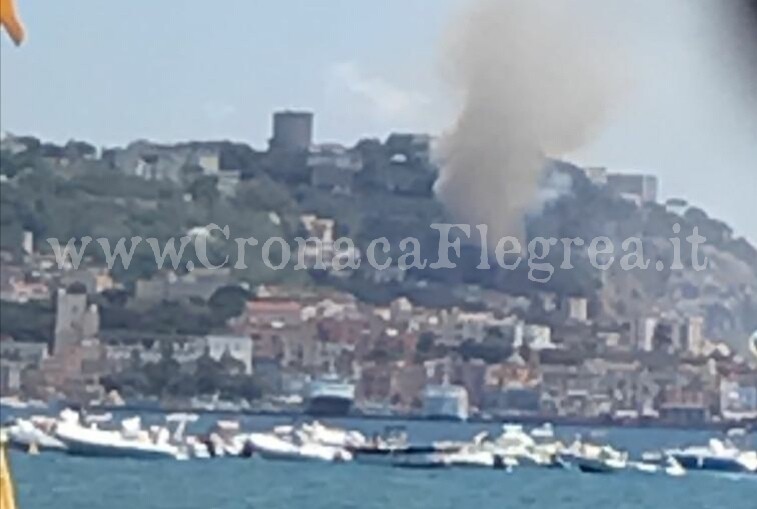 POZZUOLI/ In fiamme la collina dell’Aeronautica