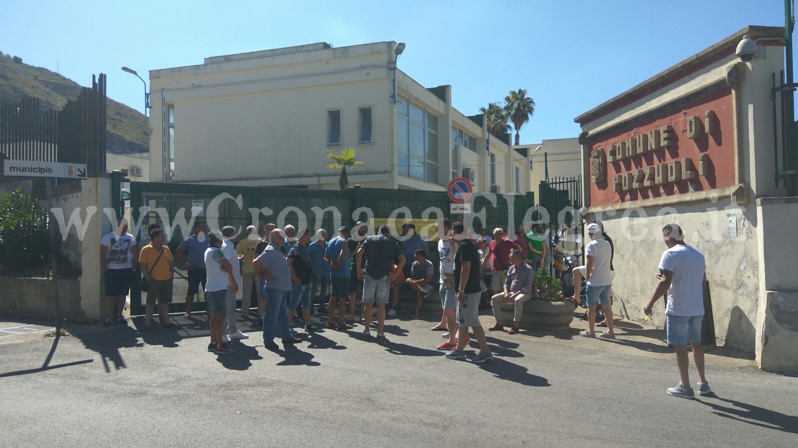 POZZUOLI/ Mercato sequestrato dall’Antimafia, protesta dei commercianti al comune