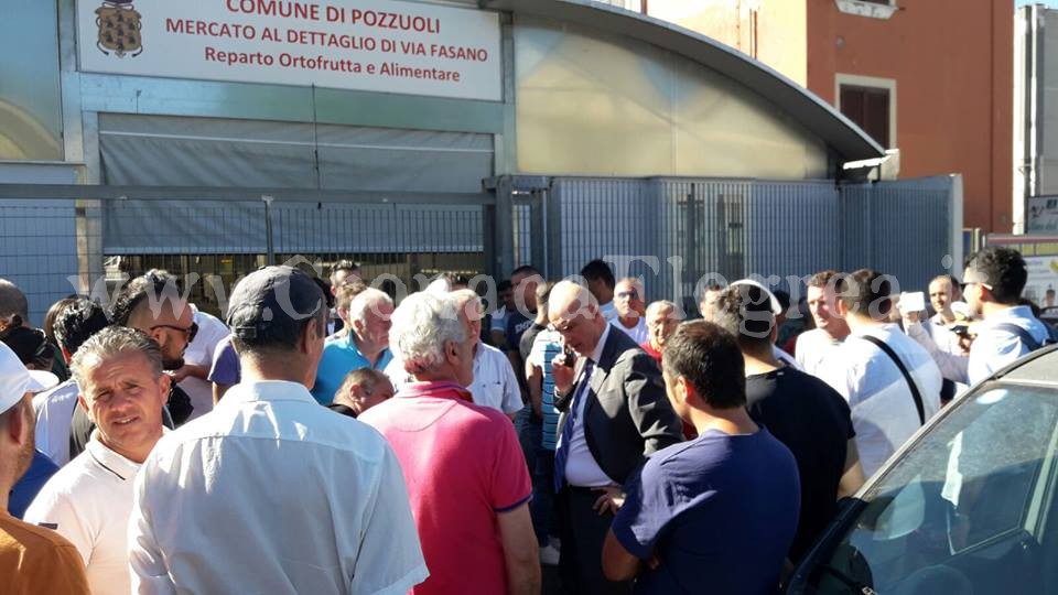 POZZUOLI/ Mercato sequestrato, c’è anche il sindaco tra i manifestanti