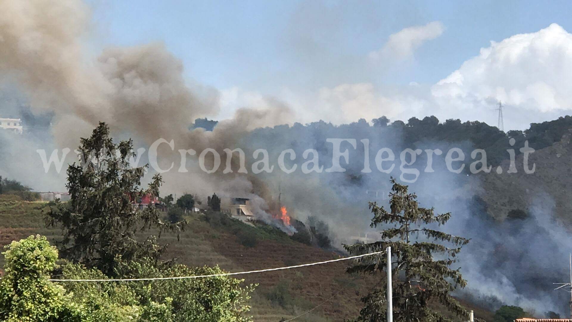 Casa circondata dalle fiamme, cresce la paura a Pozzuoli