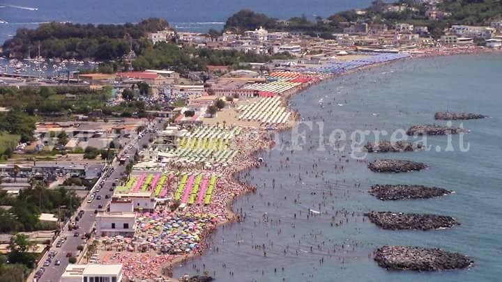 BACOLI/ Tragedia in spiaggia a Miliscola: anziano si accascia e muore